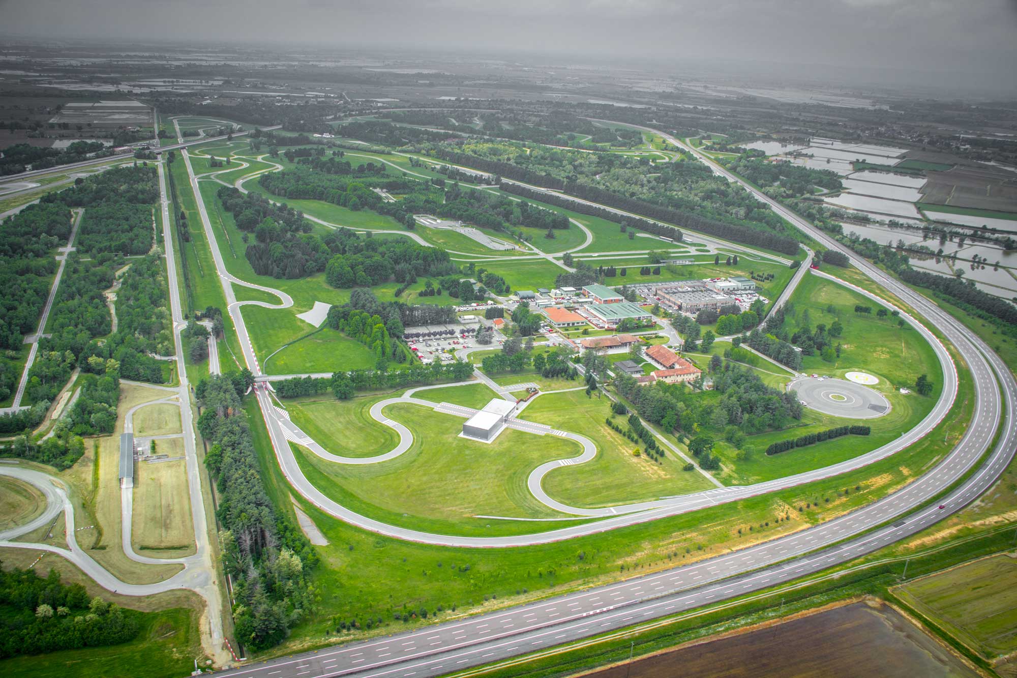 Veduta aerea del complesso di piste automobilistiche di Balocco circondato da ampie aree verdi.
