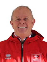 Uomo sorridente di mezza età in giacca sportiva rossa con cappuccio su sfondo bianco.